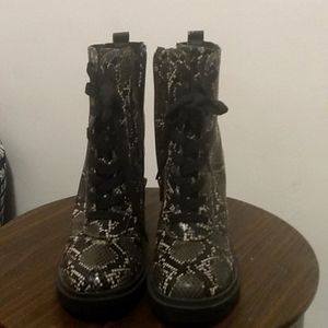 I'm selling a size 9 snake skin boots gray black and white